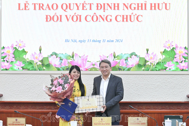 Bộ trưởng Bộ Tư pháp Nguyễn Hải Ninh trao Quyết định nghỉ hưu cho công chức Lãnh đạo cấp Vụ